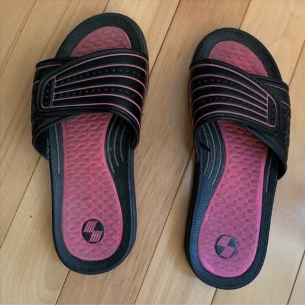 💥2/$30 Girls Children’s Place Black & Pink Slide Sandals - size 2/3